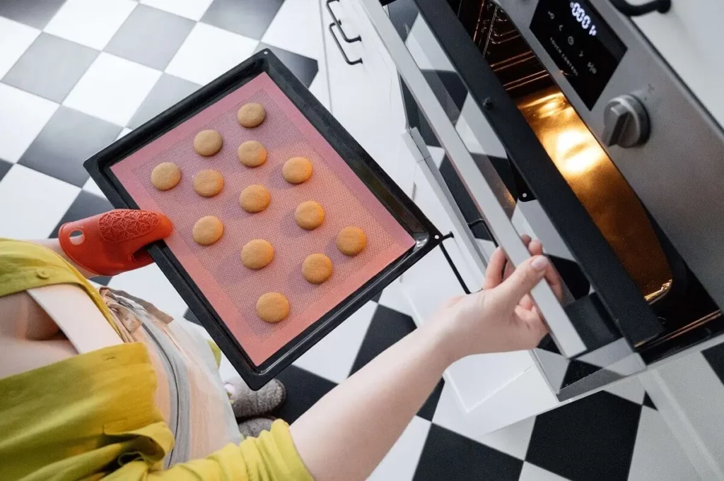 Een siliconen bakmat zonder pfas wordt beschouwd als een duurzaam en gezond alternatief voor bakpapier, vooral vanwege de afwezigheid van PFAS
