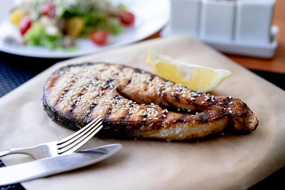 gebakken vis uit een grillpan zonder PFAS
